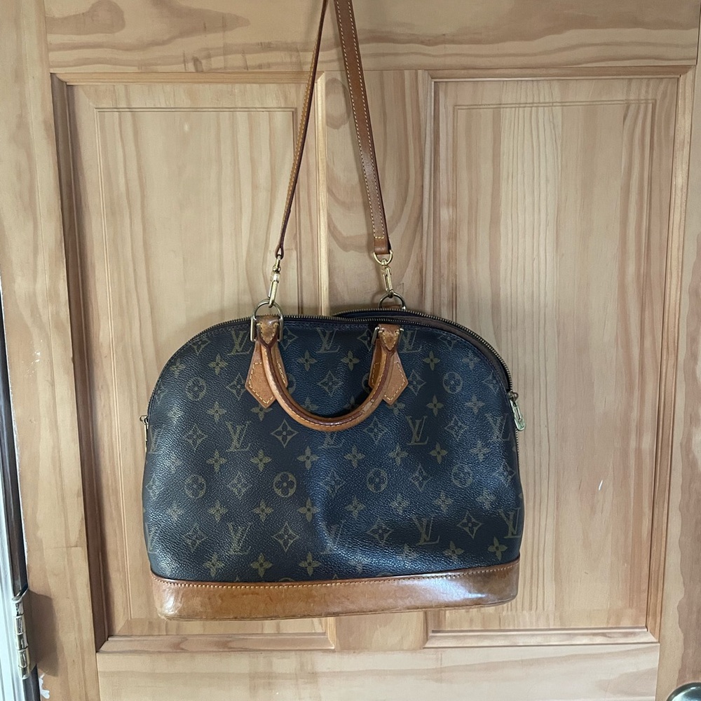 LOUIE VUITTON ALAMA BAG